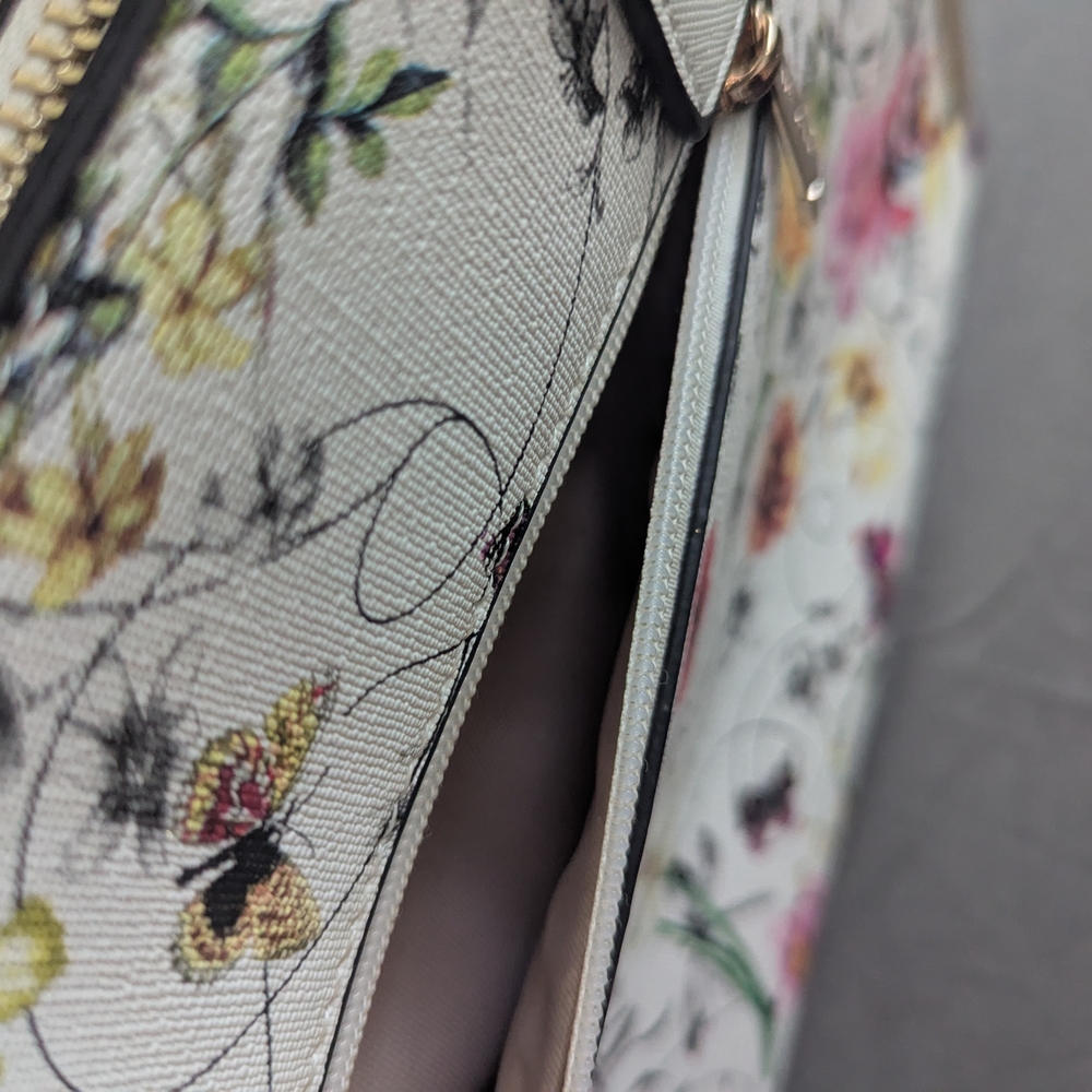 Elegant Floral Satchel with Gold Details - Picture 8 of 10